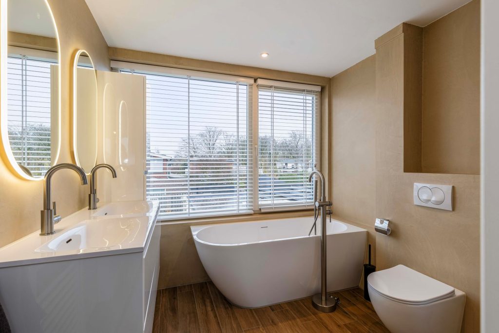 Moderne badkamer met vrijstaand bad en dubbele wastafel.