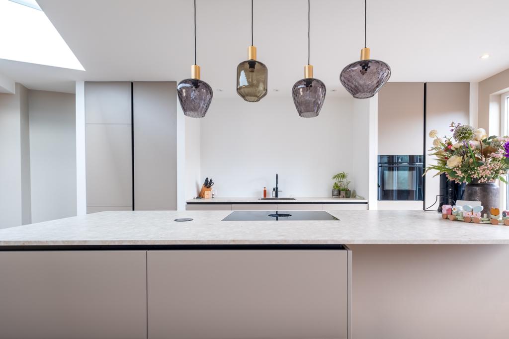 Moderne keuken met eiland en hanglampen
