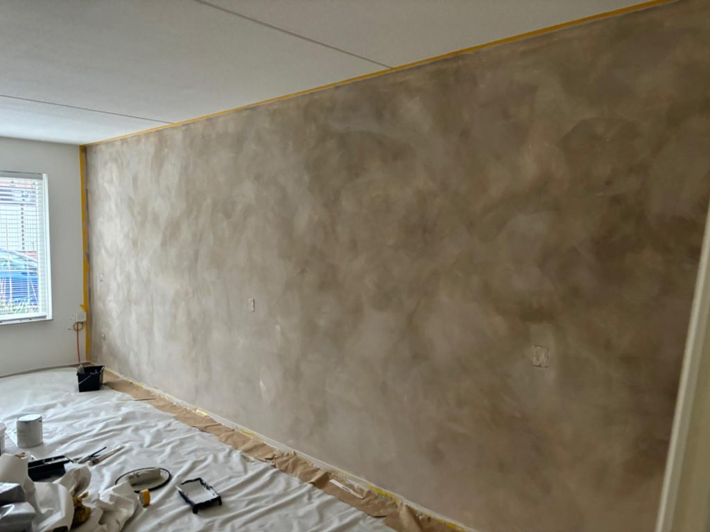 Nieuwe gestuukte muur in lege kamer.