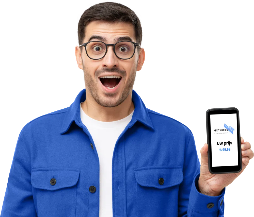 Man toont telefoon met prijs van 99,99 euro.