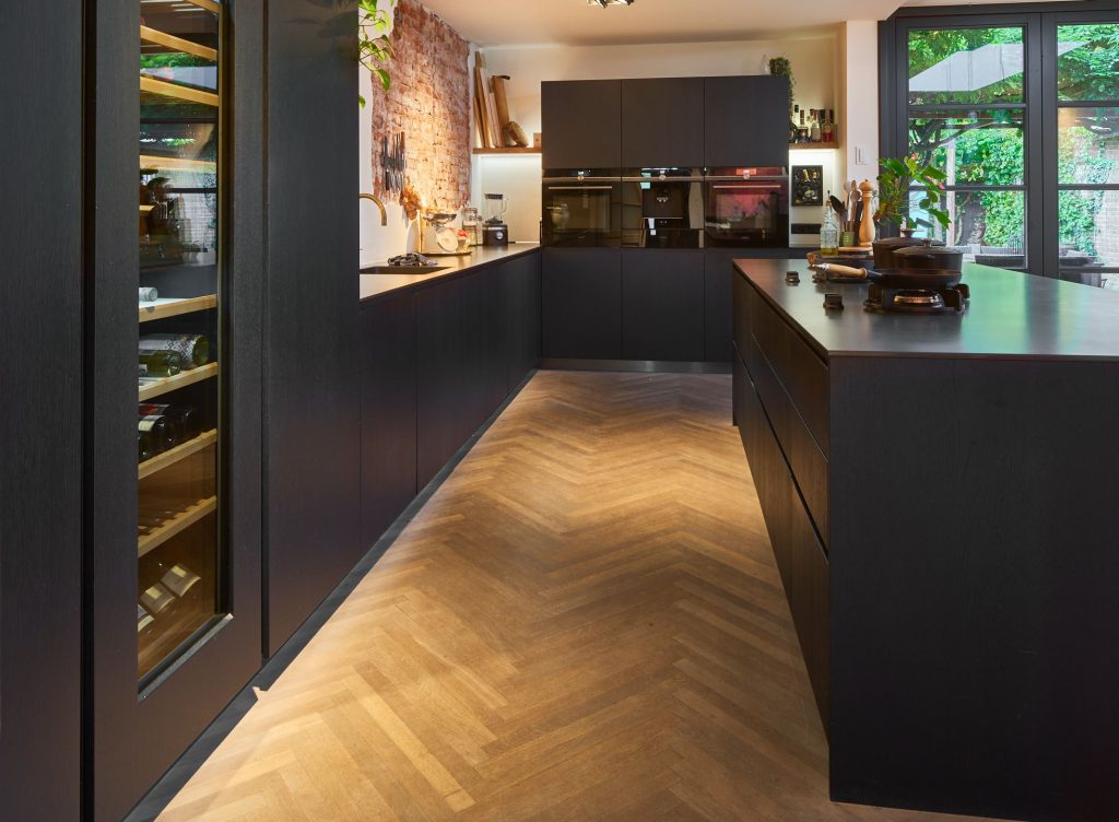 Moderne keuken met houten visgraatvloer