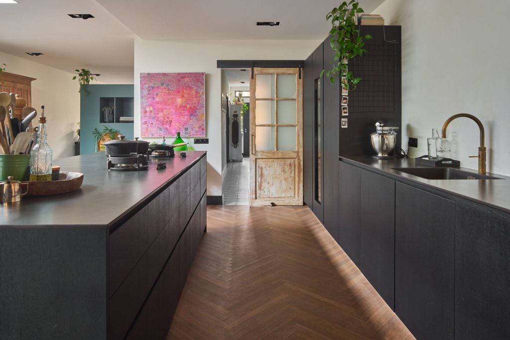 Moderne keuken met houten deur en apparatuur