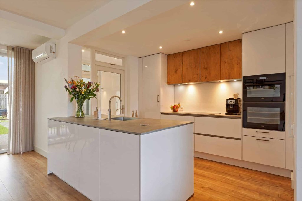 Modern kitchen with cooking island and wooden floors