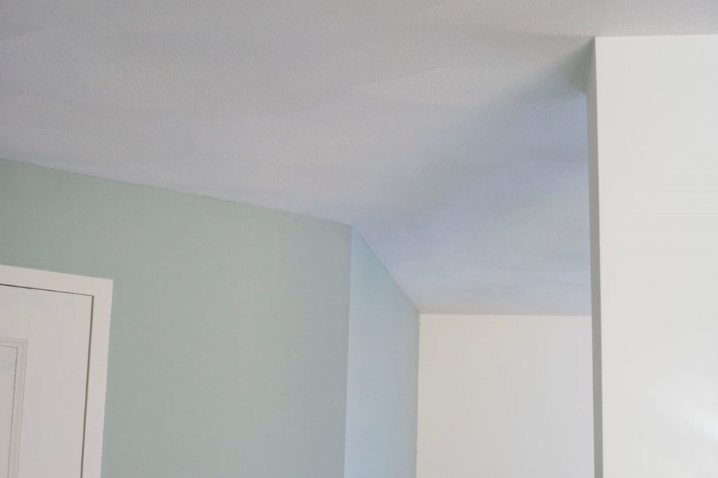 Hoek van kamer met blauwgroene muur