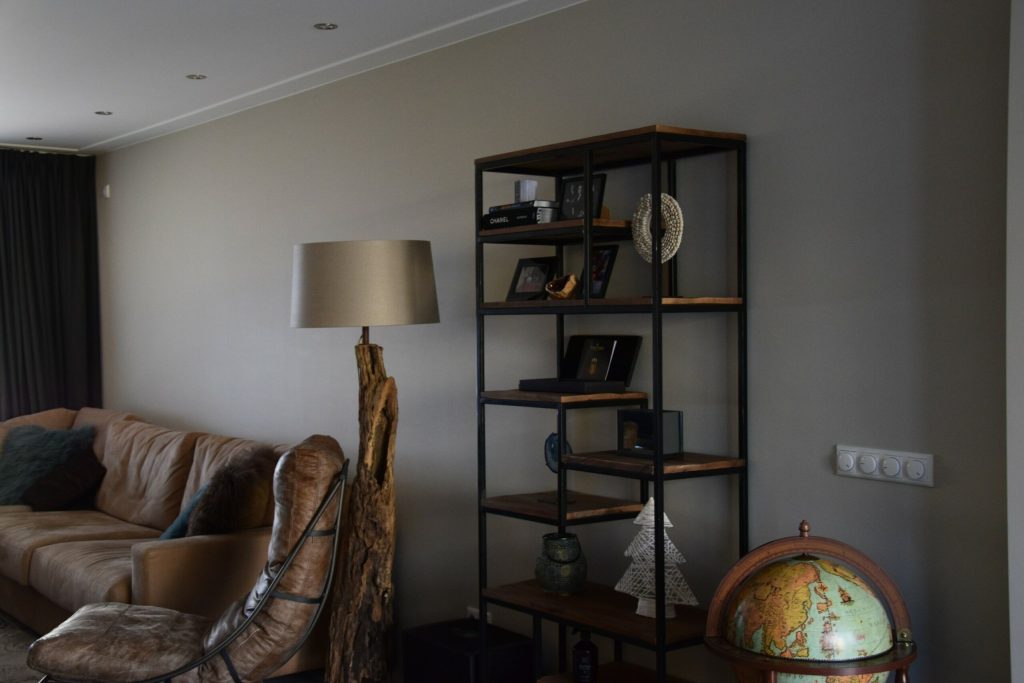 Moderne woonkamer met lamp en globe.
