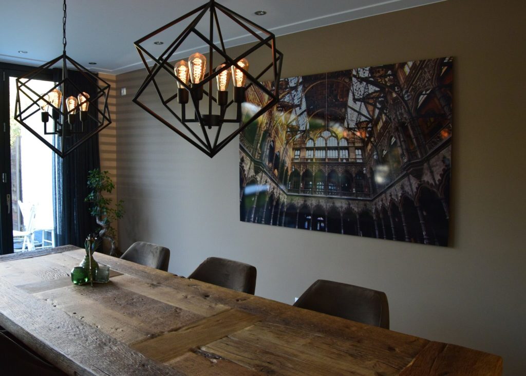 Eetkamer met houten tafel en moderne lampen
