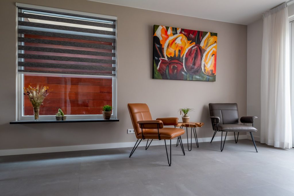 Moderne woonkamer met kunst en stoelen