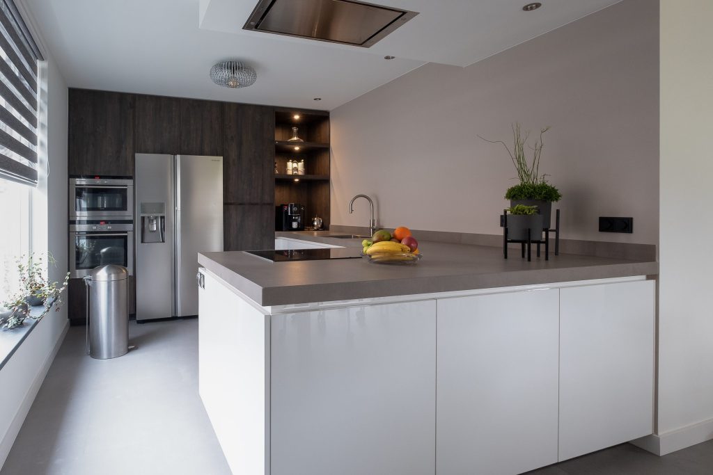 Moderne keuken met kookeiland en fruit op tafel