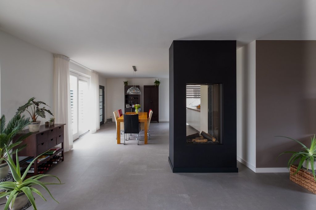 Moderne woonkamer met open haard en planten