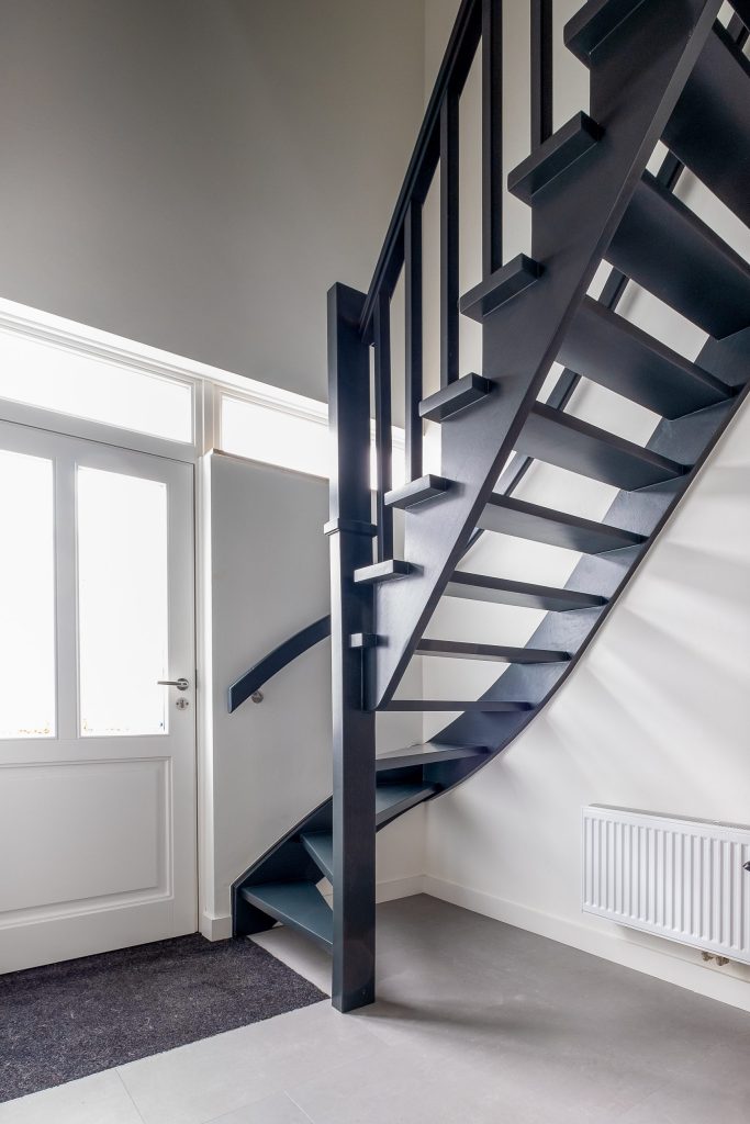 Zwarte moderne houten trap in hal