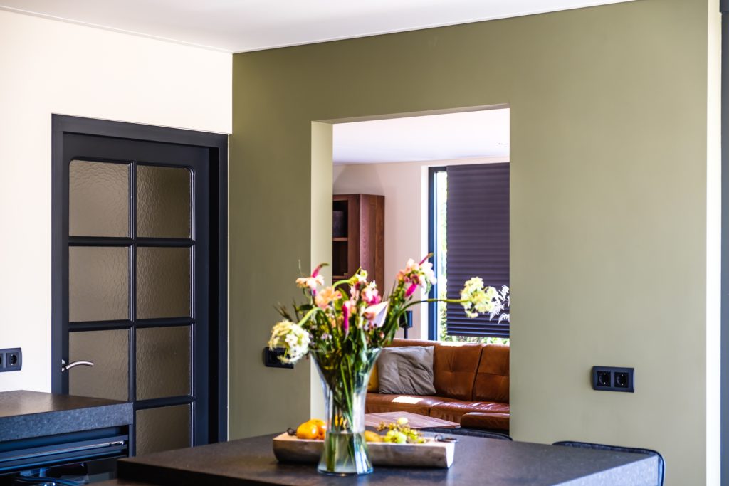 Moderne woonkamer met bloemen op tafel