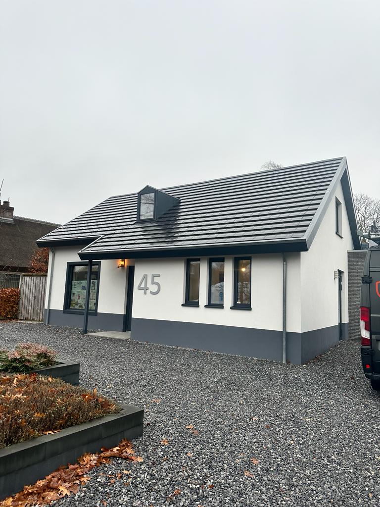 Wit huis met grijze dakpannen, nummer 45