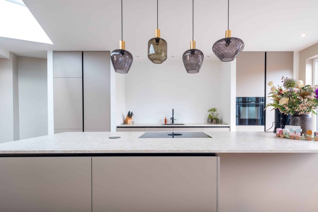Moderne keuken met kookeiland en hanglampen