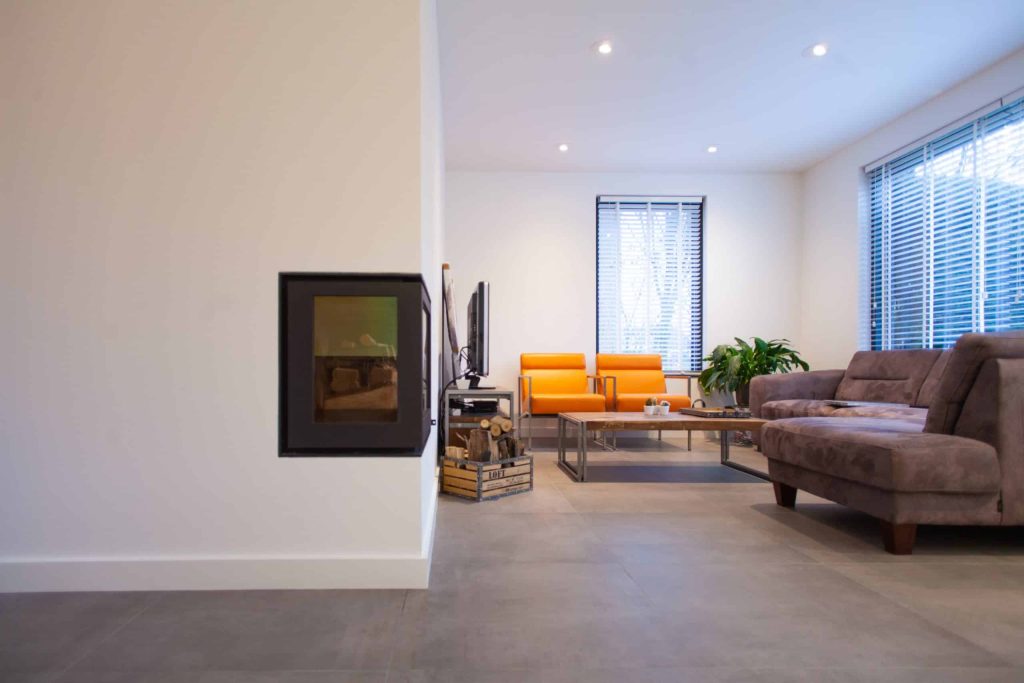 Moderne woonkamer met open haard en bank
