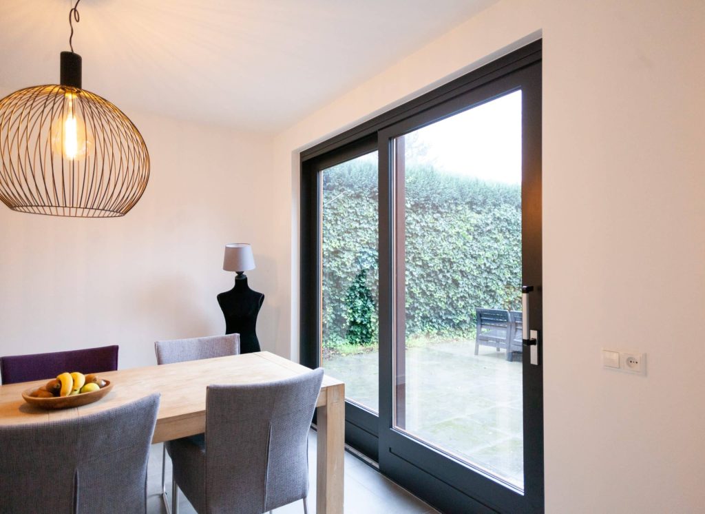 Eethoek met glazen schuifdeuren naar tuin