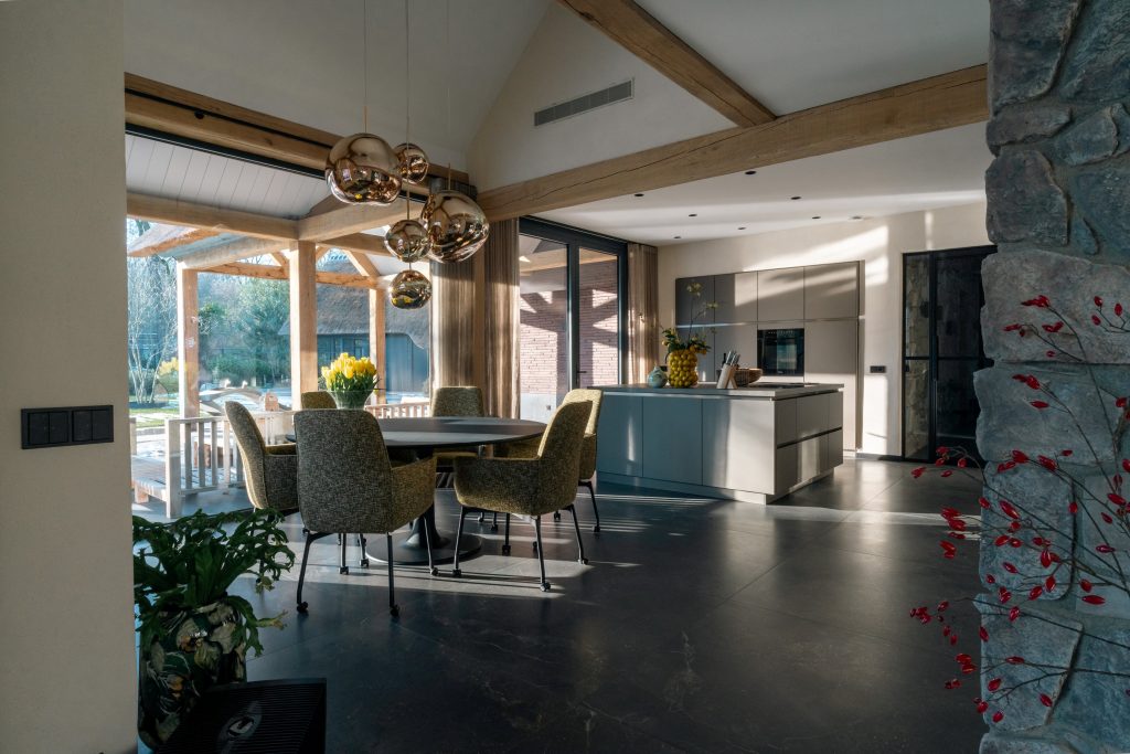 Moderne keuken met eethoek en tuinzicht